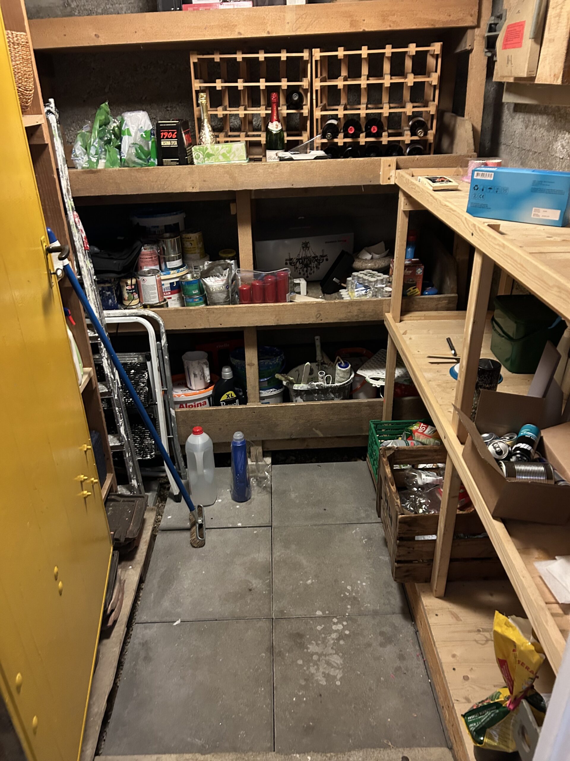 Proyectos reales de Feng Shui y renovación de espacios:sótano antes: desorden y poca luz