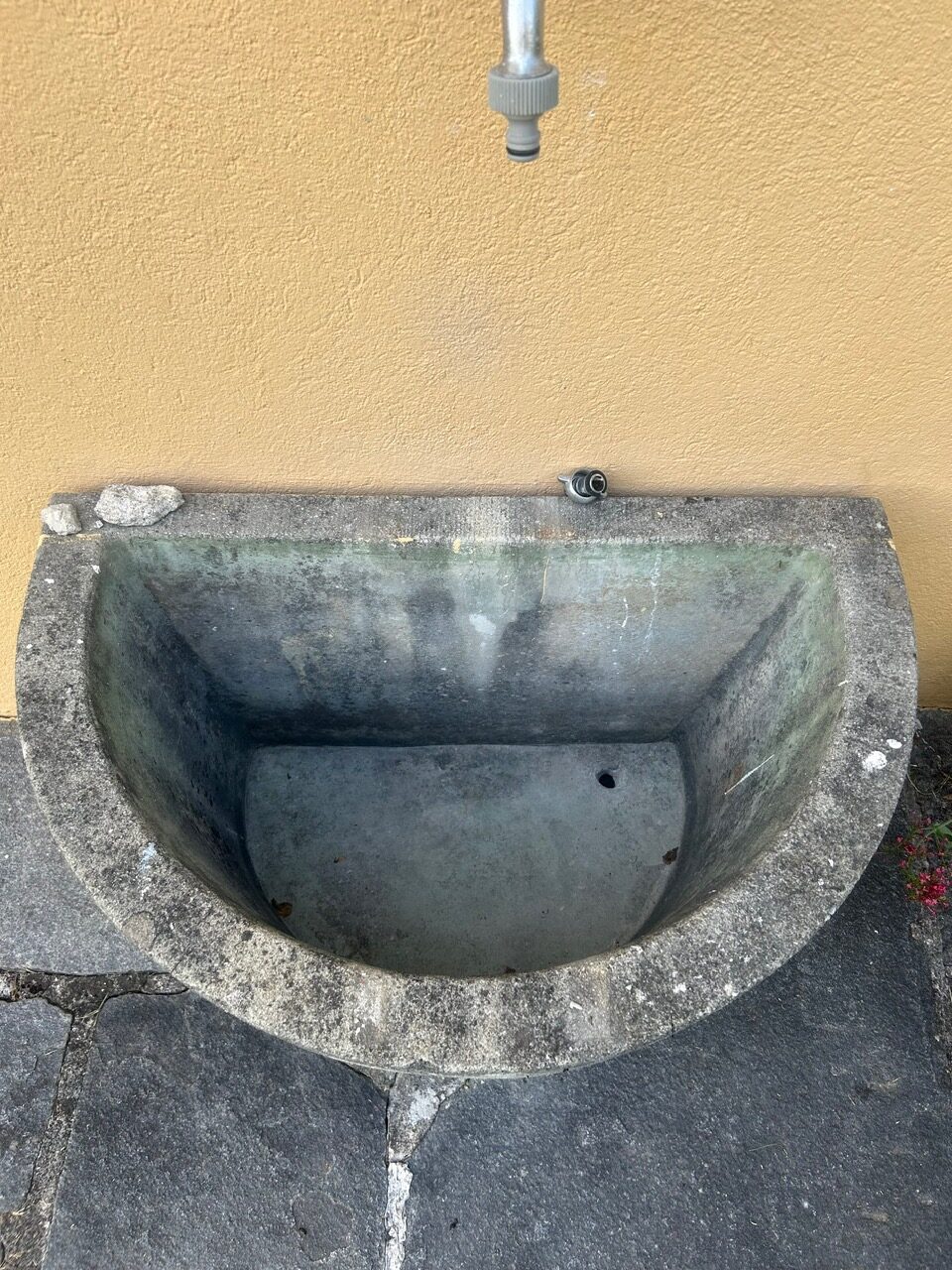 Lavadero de jardín antes de la renovación, visto desde arriba