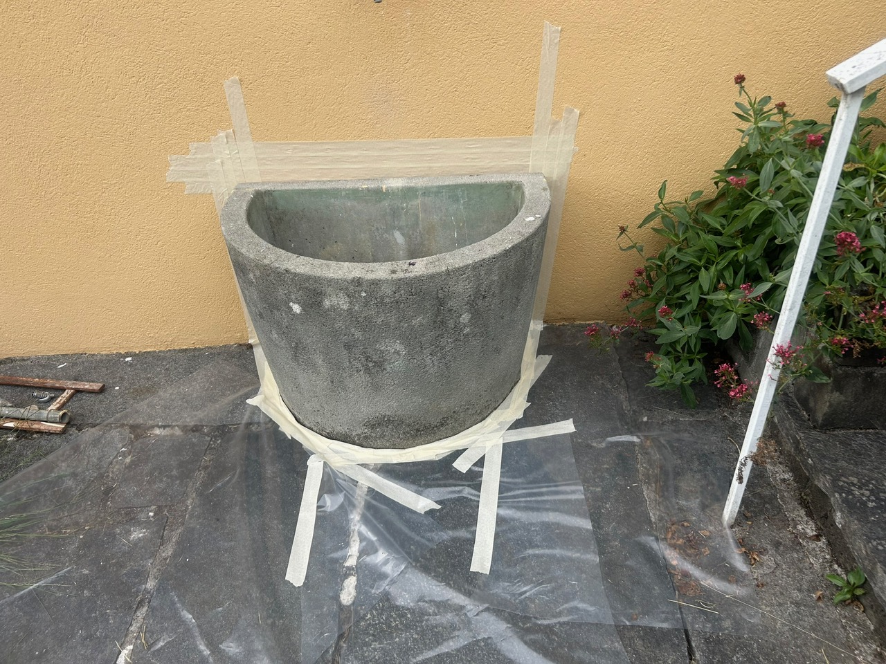 Lavadero protegido con cinta y plástico antes de pintar