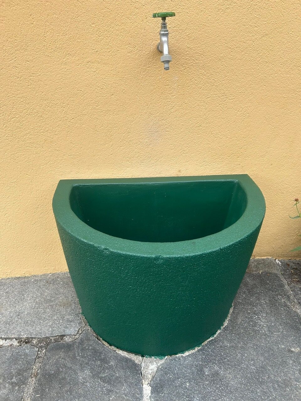 Lavadero de jardín pintado de verde, renovado y limpio